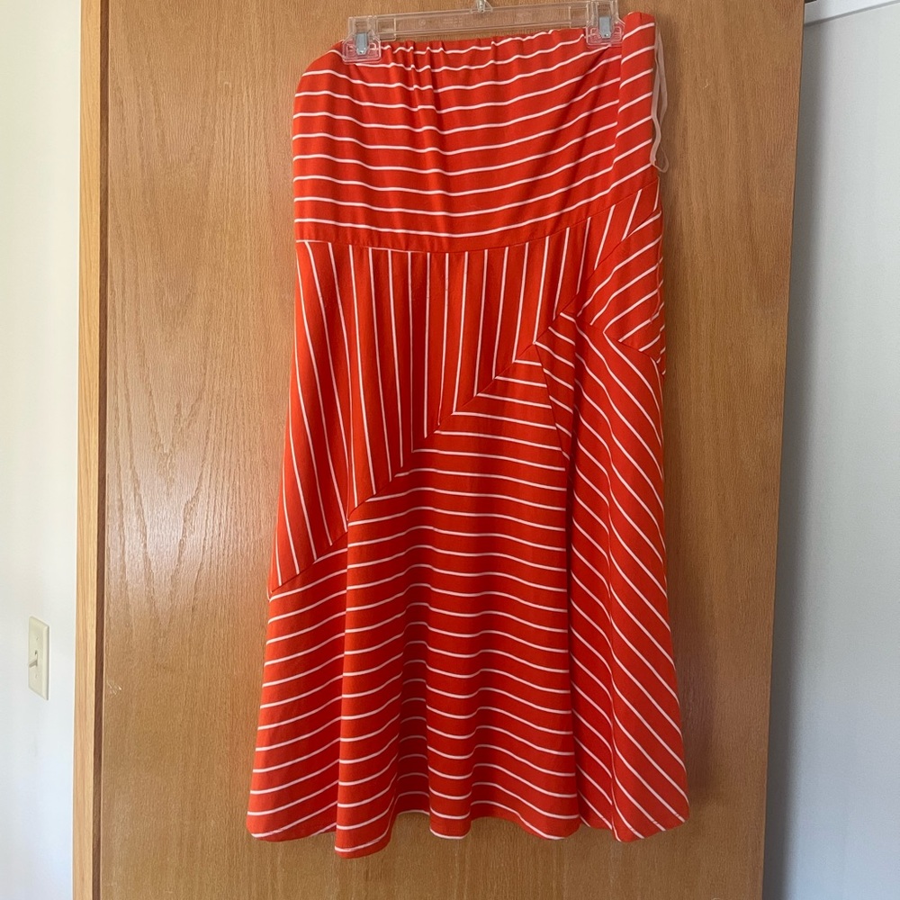 Strapless summer dress in orange.